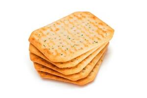 stack van krokant gezouten crackers met Groenen - geïsoleerd Aan wit. gemakkelijk tussendoortje - isolatie foto