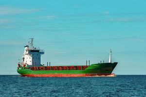 groen bulker schip. logistiek en handelswaar transporten foto