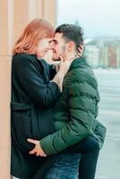 gelukkig liefhebbend paar glimlachen en knuffelen Aan de straat. twee gelukkig mensen liefde verhaal medium schot portret foto