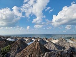 houten hut op het strand met sky foto