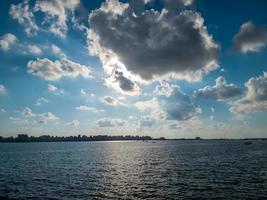 wolken over de hele zee foto