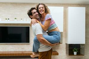 glimlachen paar knuffelen in modern appartement Bij huis foto