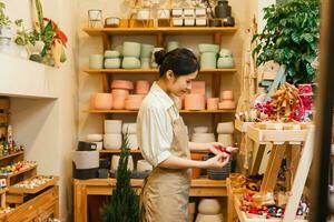 portret van Aziatisch vrouw werken in een fabriek winkel foto