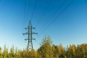 indrukwekkend hoog voltage macht lijn structuur met ijzer spanten en elektrisch kabels foto