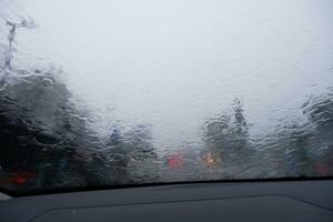 visie van regenwater vloeiende naar beneden de auto venster foto