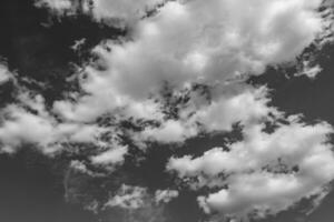 fotografie Aan thema wit bewolkt lucht in onduidelijk lang horizon foto
