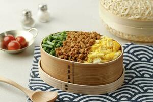 sanshoku lunch doos, drie kleur Japans rijst- lunchbox foto