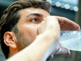 mannetje Mens jongen heer zakenman persoon mensen menselijk lichaam een deel gezicht neus- oog focus dichtbij omhoog drinken water arbeid werknemer wereld water dag 22 maart bouw industrie zakenman dorstig fles foto