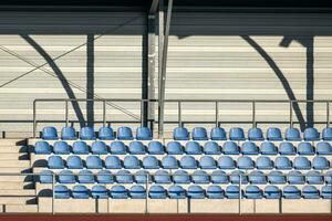 blauwe stoelen in een stadion foto
