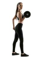 brunette vrouw in zwart leggings, top en sportschoenen is poseren geïsoleerd Aan wit. fitheid, Sportschool, gezond levensstijl concept. vol lengte. foto
