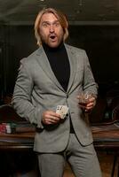 verrast gebaard Mens Holding reeks van winnend kaarten van paar- van azen in casino foto