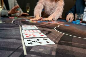 vijf kaarten Aan gaming tafel in casino Aan achtergrond van mensen spelen poker foto