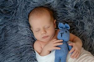 pasgeboren baby jongen in bed. nieuw geboren kind slapen onder een wit gebreid deken. kinderen slaap. foto