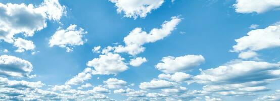 mooi blauw lucht en wit cumulus wolken abstract achtergrond. cloudscape achtergrond. blauw lucht en pluizig wit wolken Aan zonnig dagen. blauw lucht en daglicht. wereld ozon dag. ozon laag. zomer lucht. foto