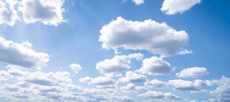 mooi blauw lucht en wit cumulus wolken abstract achtergrond. cloudscape achtergrond. blauw lucht en pluizig wit wolken Aan zonnig dagen. blauw lucht en daglicht. wereld ozon dag. ozon laag. zomer lucht. foto
