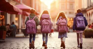 ai gegenereerd vijf kinderen met school- rugzakken wandelen naar beneden een straat met veel Tassen foto