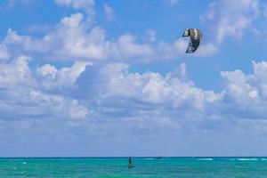 kitesurfen bij playa del carmen, mexico foto