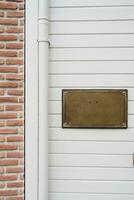 leeg huis aantal bord een steen muur. foto