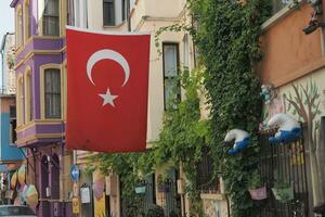 kalkoen Istanbul 12 juni 2023. hangende Turks vlag Bij balat straat foto