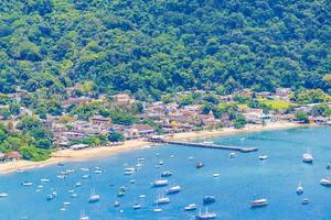 groot tropisch eiland ilha grande abraao strand panorama brazilië. foto