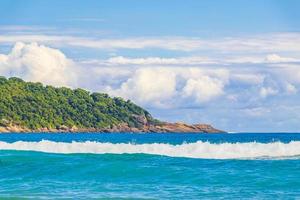 sterke golven praia lopes mendes strand ilha grande eiland brazilië. foto