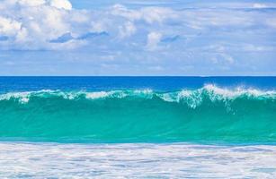 sterke golven praia lopes mendes strand ilha grande eiland brazilië. foto