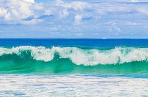 sterke golven praia lopes mendes strand ilha grande eiland brazilië. foto