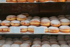 chocolade donuts te koop bij de plaatselijke winkel foto