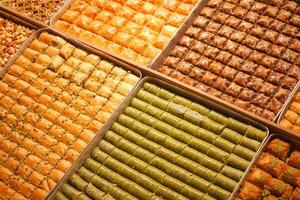 Turks toetje baklava verkoop Bij winkel foto