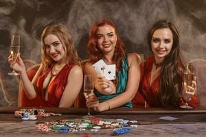groep van een jong rijk Dames zijn spelen poker Bij een casino. foto