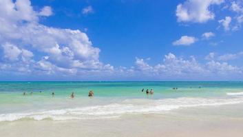 tropisch Mexicaans strand 88 punta esmeralda in playa del carmen, mexico foto