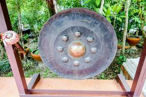 een groot gong is Aan Scherm in een tuin foto