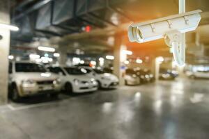 cctv veiligheid camera met wazig beeld van ondergronds auto's parkeren met auto's. foto