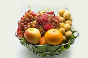 assortiment van exotisch fruit in mand foto