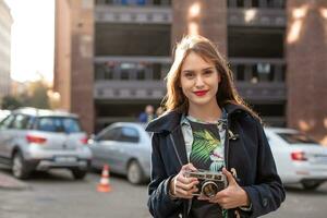 buitenshuis herfst glimlachen levensstijl portret van mooi jong vrouw, hebben pret in de stad met camera, reizen foto van fotograaf.