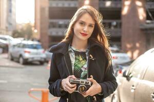 buitenshuis herfst glimlachen levensstijl portret van mooi jong vrouw, hebben pret in de stad met camera, reizen foto van fotograaf.