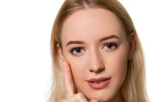 jong vrouw Holding contact lens Aan inhoudsopgave vinger met kopiëren ruimte. dichtbij omhoog gezicht van gezond mooi vrouw over naar slijtage contact lens. foto