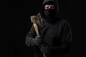 bandiet in zwart masker met bijl Aan zwart achtergrond foto