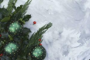 Kerstmis of nieuw jaar tafel decor met Spar takken, hulst takken met bessen foto