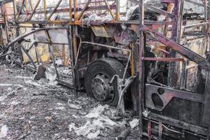 verbrande bus wordt op straat gezien nadat hij tijdens het reizen in brand is gevlogen, na brand foto