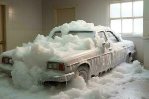 ai gegenereerd auto gedekt met sneeuw en ijs in de garage. winter concept, auto in schuim Aan de wasbak, ai gegenereerd foto