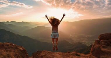 ai gegenereerd vrij afbeeldingen van persoon jumping in lucht Aan een berg met zon achter haar foto