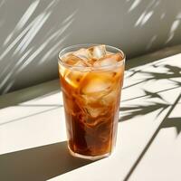 ai gegenereerd bevroren koffie drinken in een kristal glas Aan de wit tafel in natuurlijk licht, lang schaduwen, minimalistische foto