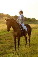 ruiter sport. jong vrouw rijden paard Aan dressuur Geavanceerd test foto