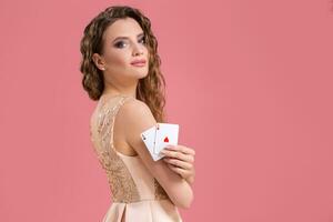 mooi Kaukasisch vrouw met poker kaarten het gokken in casino. studio schot foto