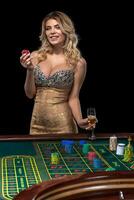 jong blond vrouw vervelend mooi sexy glimmend jurk is spelen roulette in de casino foto