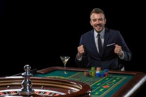gokker inzetten spelen Bij de roulette tafel. riskant vermaak van het gokken foto