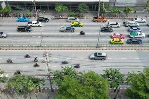 bovenstaand verkeer Aan weg in Bangkok foto