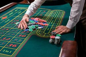 croupier achter het gokken tafel in een casino. foto
