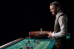 croupier achter het gokken tafel in een casino. foto